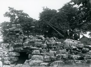 Bau des Eland-Antilopen-Geheges im Londoner Zoo, Juni 1924 von Frederick William Bond