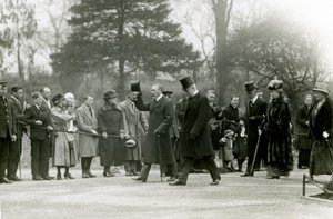 König Georg V., der seinen Hut vor der Menge hebt, während eines Besuchs im Londoner Zoo zur offiziellen Eröffnung des Aquariums, April 1924 von Frederick William Bond