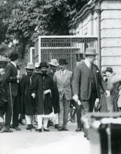 Sir Peter Chalmers Mitchell mit dem äthiopischen Regenten Haile Selassie und seinem Gefolge, Londoner Zoo, 1924 von Frederick William Bond