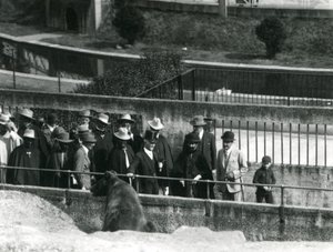 Sir Peter Chalmers Mitchell mit dem äthiopischen Regenten Haile Selassie und seinem Gefolge, die einen Braunbären auf den Mappin-Terrassen betrachten, Londoner Zoo, 1924 von Frederick William Bond