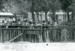 Der König von Italien, Viktor Emanuel III., besucht den London Zoo im Jahr 1924 von Frederick William Bond