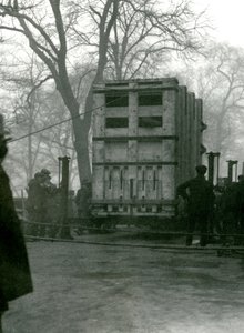 Transport einer weiblichen asiatischen Elefantenkuh Lukhi in einer Holzkiste, Londoner Zoo, 1923 von Frederick William Bond
