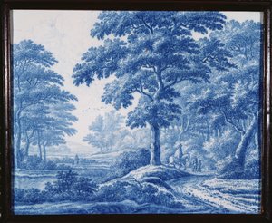 Eine sehr seltene niederländische Delfter blau-weiße rechteckige Plakette, die Wanderer auf einer Straße in einer bewaldeten Landschaft darstellt