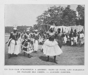 Ein Tam-Tam der Ehre in Abomey mit Sonnenschirmen der Häuptlinge im Hintergrund von French Photographer