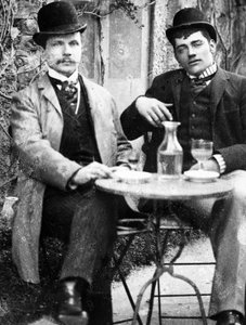 Ein Schlossherr (Ducos) und sein Kutscher sitzen auf der Terrasse eines Cafés und trinken Absinth von French Photographer