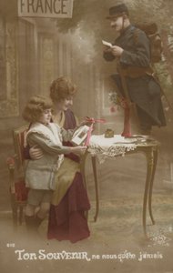 Eine Mutter und ein Kind bereiten einen Brief für ihren Soldatenvater vor von French Photographer