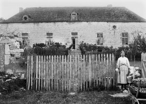 Eine Bäuerin vor ihrem Bauernhof, in der Nähe von Bourmont in Haute Marne. Fotografie Ende des 19. Jahrhunderts. Ducos Sammlung. von French Photographer