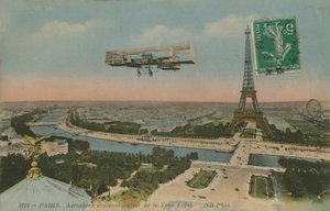 Flugzeug kreist um den Eiffelturm in Paris, Frankreich. Postkarte gesendet im Jahr 1913 von French Photographer