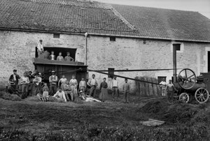 Landarbeiter und die Presse banden Heuballen auf einem Bauernhof in der Nähe von Bourmont in Haute-Marne, um 1890. Fotografie. Ducos-Sammlung.