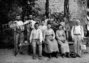 Landarbeiter und ihre Werkzeuge, Sense, Rechen, Flechtkorb und Behälter für die Sammlung, auf einem Bauernhof in der Nähe von Bourmont in Haute-Marne (Haute Marne), um 1890. Fotografie. Ducos Sammlung. von French Photographer