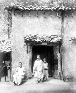 Ein Beispiel eines Kabyle-Hauses, Pariser Ausstellung, 1889 von French Photographer