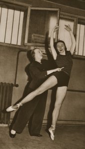 Bronislava Nijinska mit Rosella Hightower, aus Grand Ballet de Monte-Carlo, 1949 von French Photographer