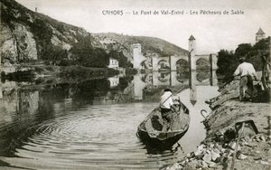Cahors zu Beginn des 20. Jahrhunderts: Sandfischer und ihr Boot auf dem Lot, Brücke von Val-entre (Valentre)