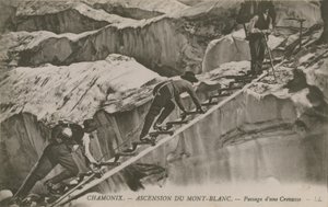 Chamonix - der Aufstieg des Mont Blanc. Kletterer überqueren eine Spalte von French Photographer