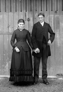 Paar am Sonntag zur Feier der Erstkommunion ihres Sohnes, in der Nähe von Bourmont in Haute-Marne, um 1880. Ducos-Sammlung. von French Photographer