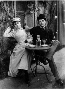 Paar auf der Terrasse eines Cafés und trinkt Absinth von French Photographer