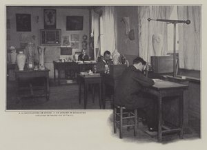 Dekorationswerkstatt in der Porzellanfabrik von Sèvres, Frankreich von French Photographer