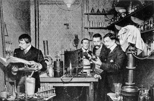 Direktoren der Gesellschaft für Alchemie und Astrologie von Frankreich in ihrem Labor, 1903 von French Photographer
