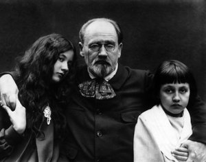 Emile Zola (1840-1902), Schriftsteller und französischer Journalist, im Garten von Verneuil-sur-Seine (Yvelines) mit seinen Kindern Denise und Jacques von French Photographer