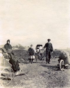 Exodus einer Bauernfamilie, die vor den Kämpfen flieht, in der Nähe von Boulogne-la-Grasse