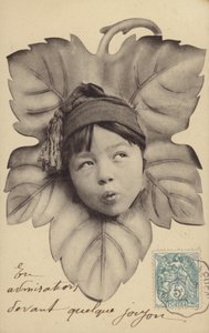 Gesicht eines kleinen Jungen im Zentrum eines Blattes (Fotokollage) von French Photographer