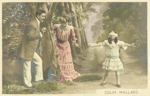Familie spielt Blindekuh von French Photographer