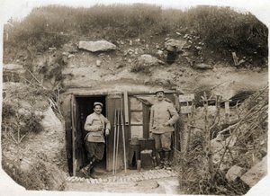 Erster Weltkrieg (1914-1918): der Kommandoposten von Leutnant De Benedetti, der Sekretär links, der Bataillonsfeldwebel rechts. Zwischen ihnen Signalraketen, Periskop, Torpedos. 05/1916 von French Photographer