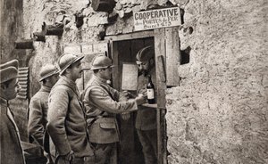 Erster Weltkrieg: "Kooperative Systeme auf dem Schlachtfeld, die erschöpften Soldaten Erholung ermöglichen." In "Der Spiegel" 1918 von French Photographer