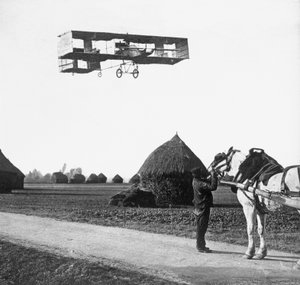 Flug von Henri Farman (1874-1958) von Chalons nach Reims, 1908 von French Photographer