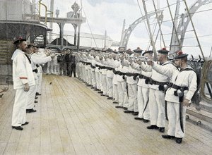 Französische Marine, späte 19. Jahrhundert: Pistolen- und Revolverübung von French Photographer