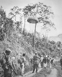 Französische und vietnamesische Soldaten bergen abgeworfene Vorräte während der Belagerung von Dien Bien Phu, November 1953-Mai 1954 von French Photographer
