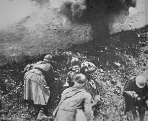Französische Infanterie unter Beschuss durch deutsche Artillerie während der Schlacht von Verdun von French Photographer