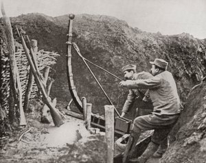 Französische Soldaten benutzen eine Katapult zum Bombenwerfen während des Ersten Weltkriegs, aus The Illustrated War News, 1915
