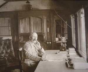 General Pétain in seinem Eisenbahnwagen-Salon-Hauptquartier während der Schlacht von Verdun, Februar-Dezember 1916 (s/w Foto) von French Photographer