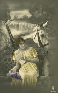 Mädchen sitzt auf Sofa mit weißem Pferd im Hintergrund von French Photographer