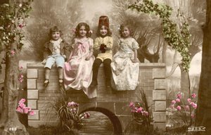 Mädchen und Jungen sitzen am Rand der Brücke von French Photographer
