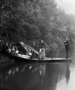 Gruppe von Freunden, auf einem Spaziergang, ruhend auf einem Boot. Fotografie Ende des 19. Jahrhunderts. Ducos-Sammlung