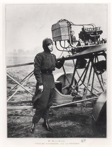 Helene Dutrieu (1877-1961) neben einem Flugzeug, vor 1914 von French Photographer