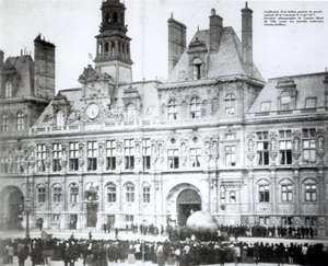 Aufblasen eines Ballons mit den Erklärungen der Kommune daran befestigt vor dem Hotel de Ville, Paris, 3. Mai 1871 von French Photographer