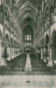 Schiff der Kirche Notre-Dame von French Photographer