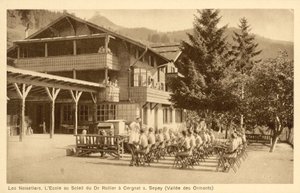 Les Noisetiers, Die Schule in der Sonne von French Photographer