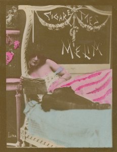 Lina, Mädchen im Bett, Zeitung lesend von French Photographer
