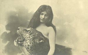 Langhaariges Mädchen mit Armen um ein ausgestopftes Leopard von French Photographer