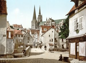 Blick die Straße hinunter in Chartres mit der Kathedrale im Hintergrund von French Photographer