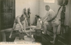 Mann wird von zwei Männern im Thermalbad von Aix les Bains massiert von French Photographer