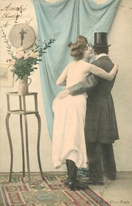Mann mit Zylinder, der eine halbnackte Frau umarmt von French Photographer