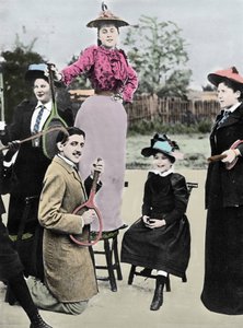 Marcel Proust, französischer Schriftsteller, inmitten einer Gruppe junger Frauen, die auf einem Tennisschläger Gitarre spielen, am Tennisboulevard Bineau in Paris, 1892 von French Photographer