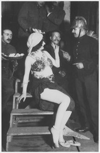 Mata Hari hinter den Kulissen mit einem Feuerwehrmann, ca. 1905