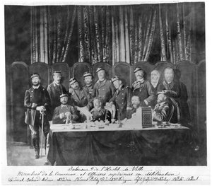 Mitglieder der Kommune im Hotel de Ville in Paris und Feldoffiziere beraten, 1871 von French Photographer