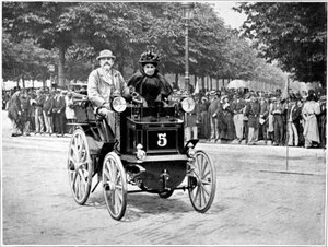 Herr und Frau Levassor beim Start des Rennens Paris - Bordeaux - Paris.